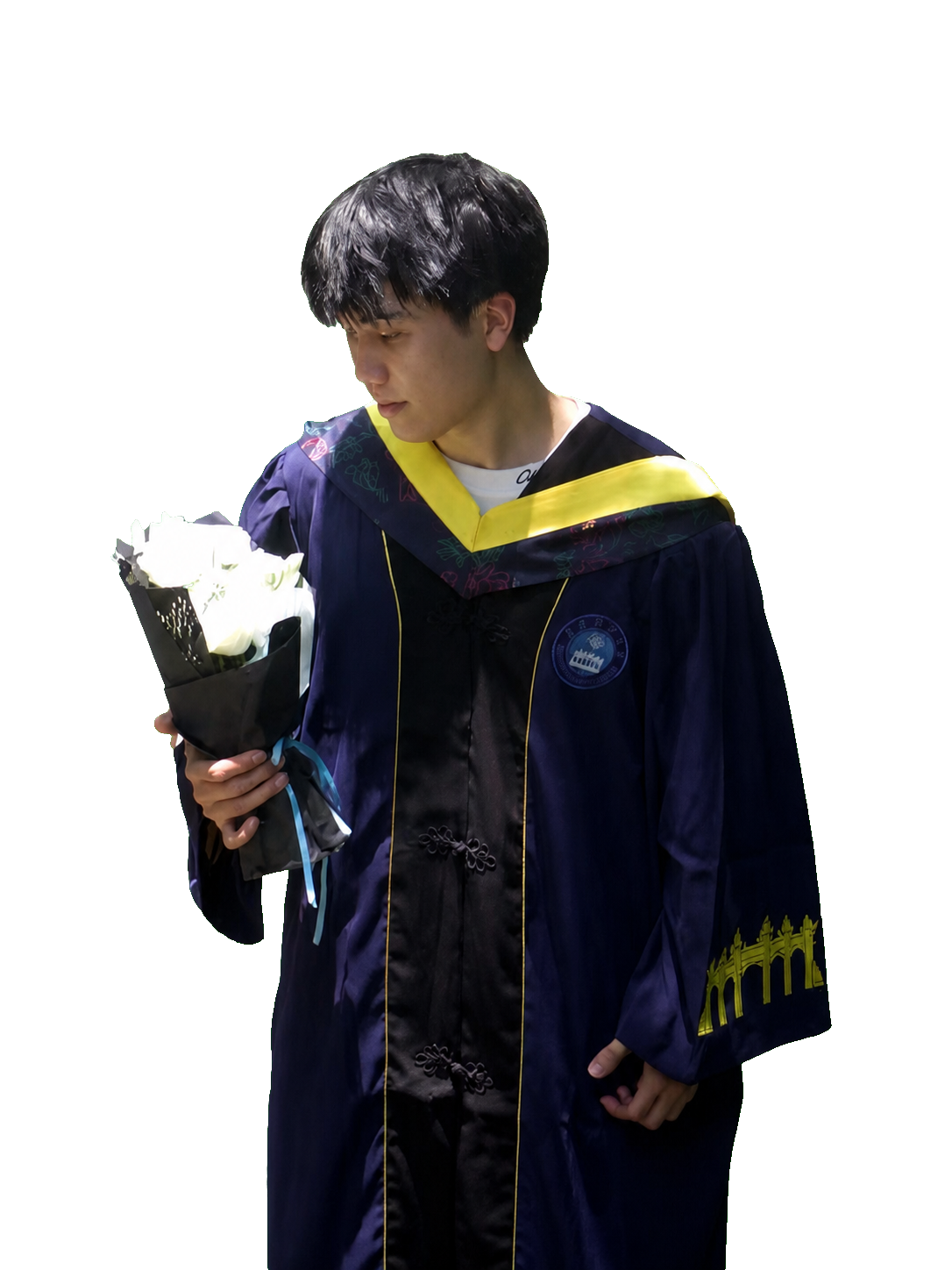 李文俊身穿学位服、手持花束的毕业照