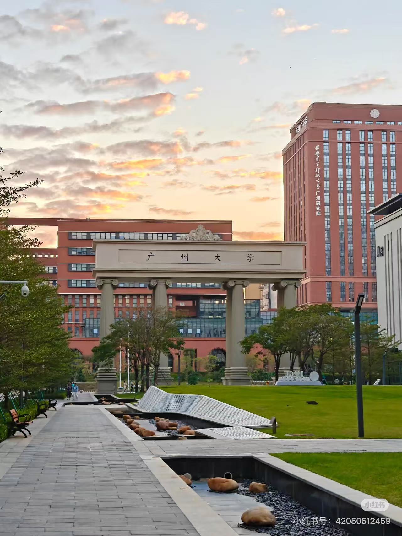广州大学校门与广州研究院校园景观